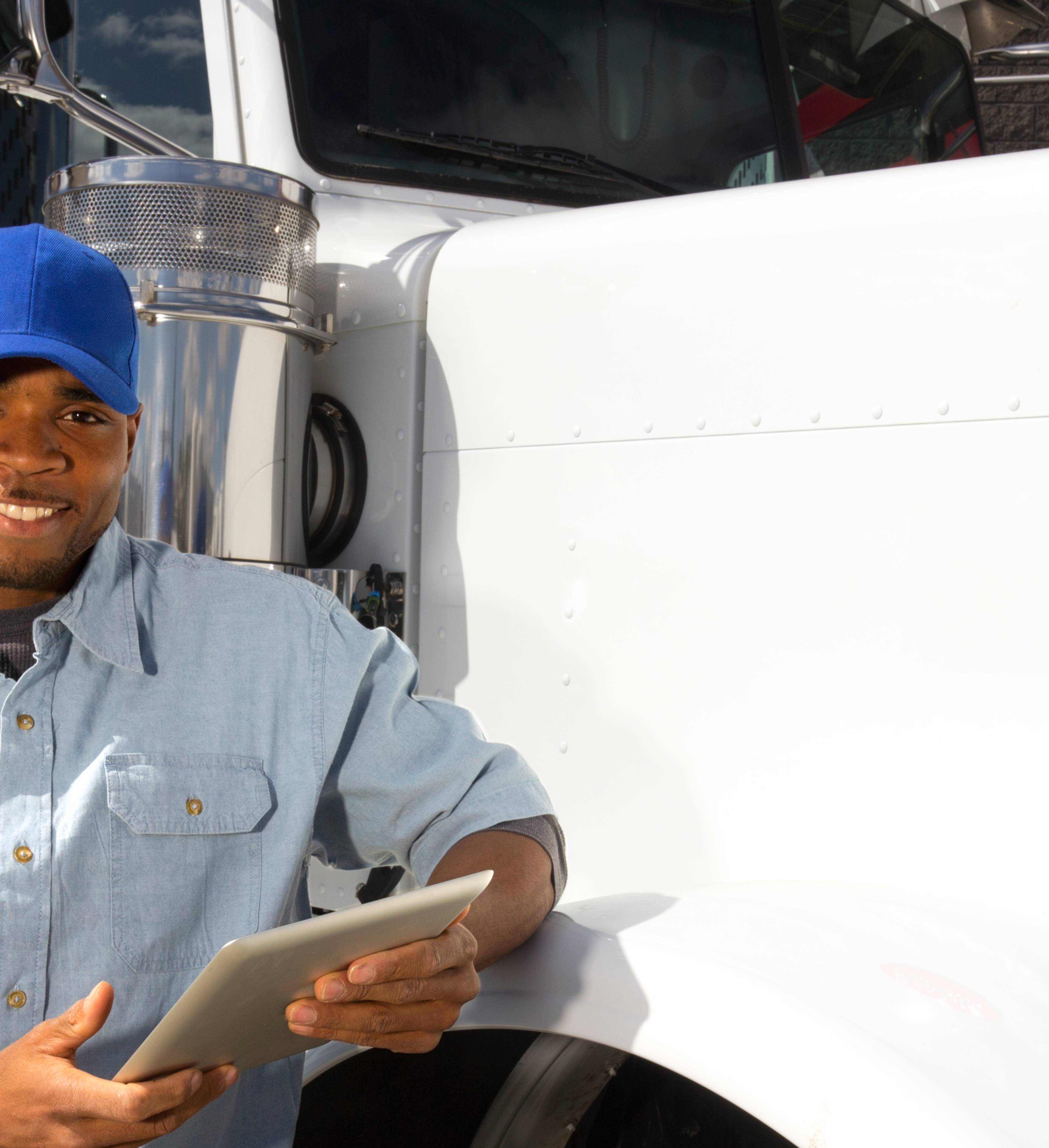 Lastebilsjåfør med nettbrett