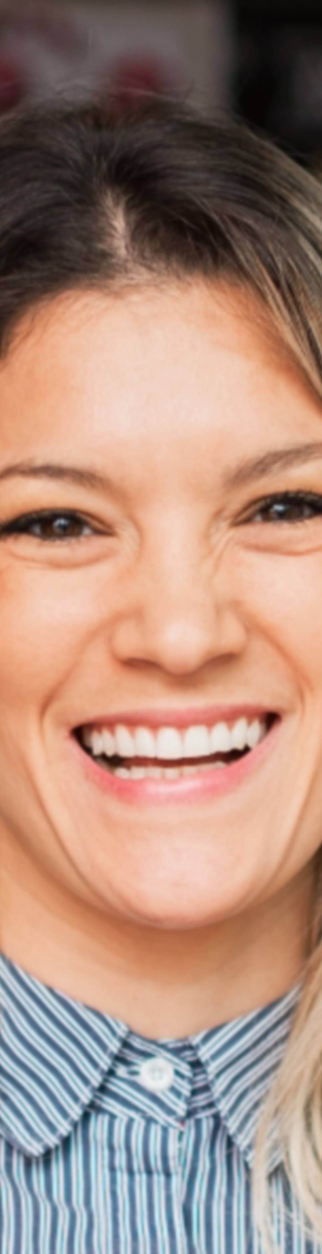 Kvinne smiler