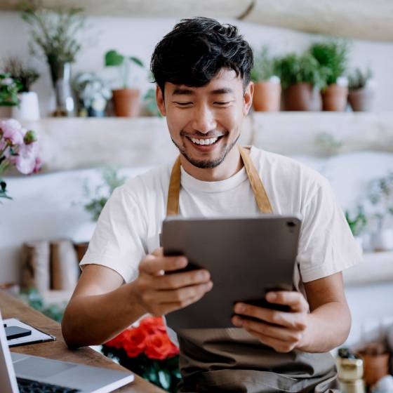 Mann med tablet orderer non-life insurance