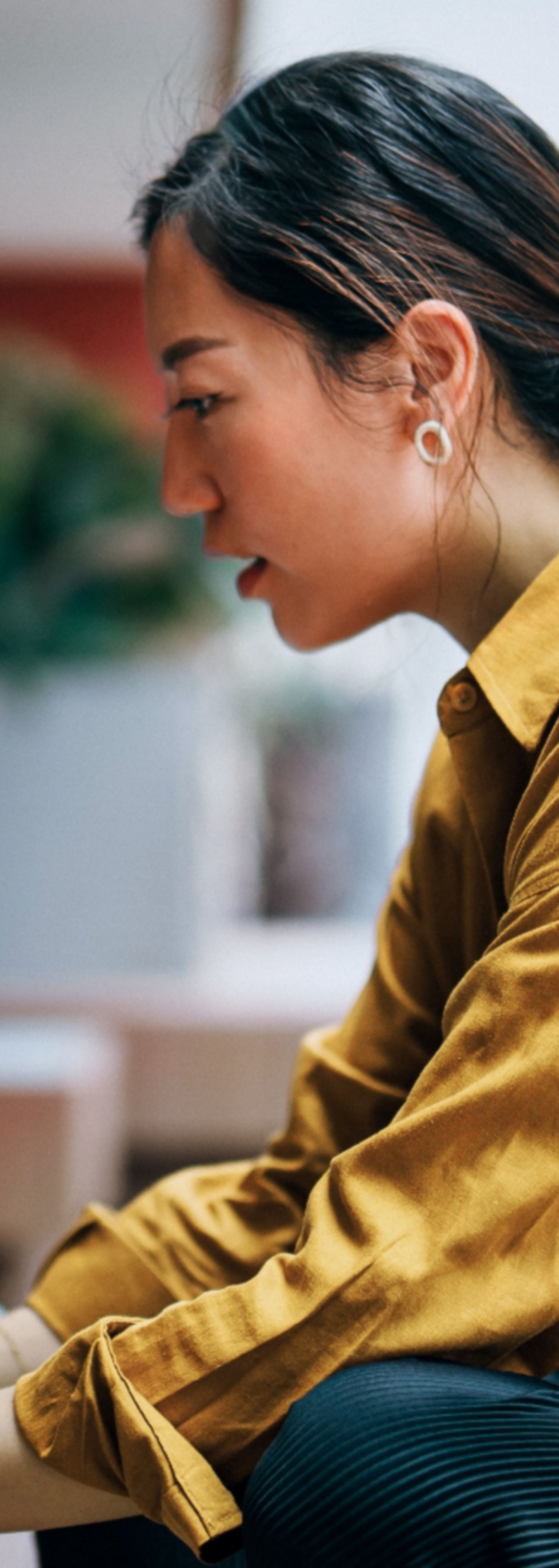 kvinne skriver på pc