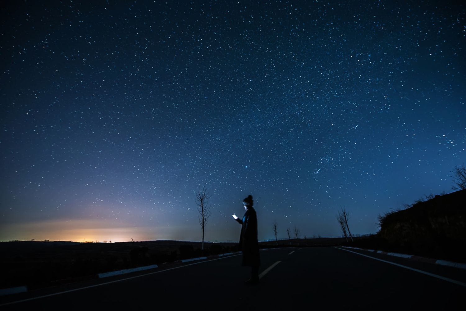 Spareunivers Girl with a mobile phone for a star ready night