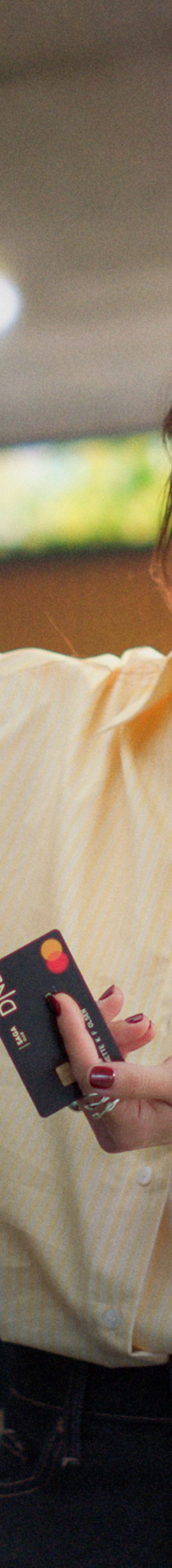 Par på bensinstasjon med kredittkort fra DNB