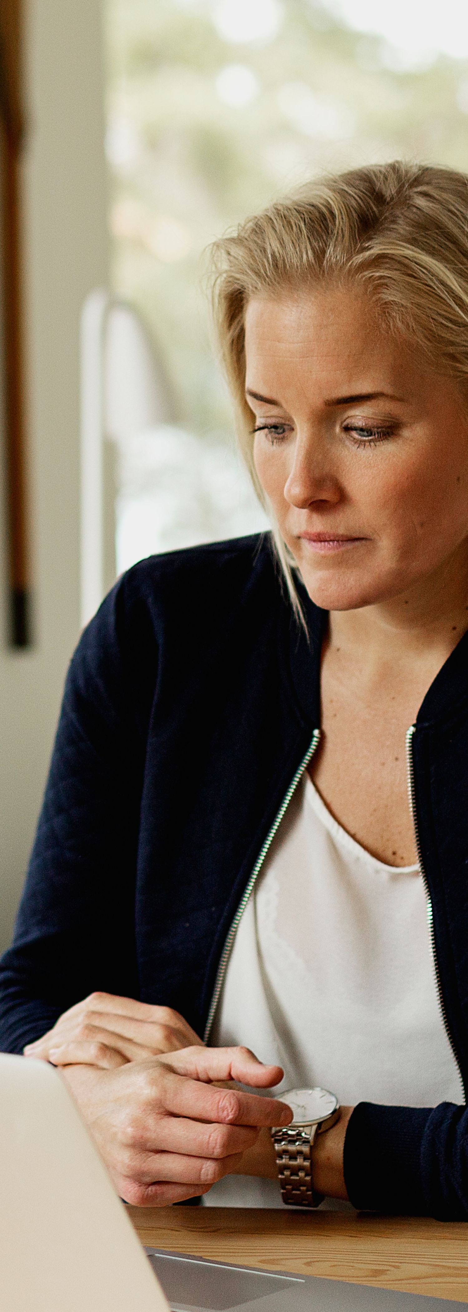 To jenter ser på laptop hjemme