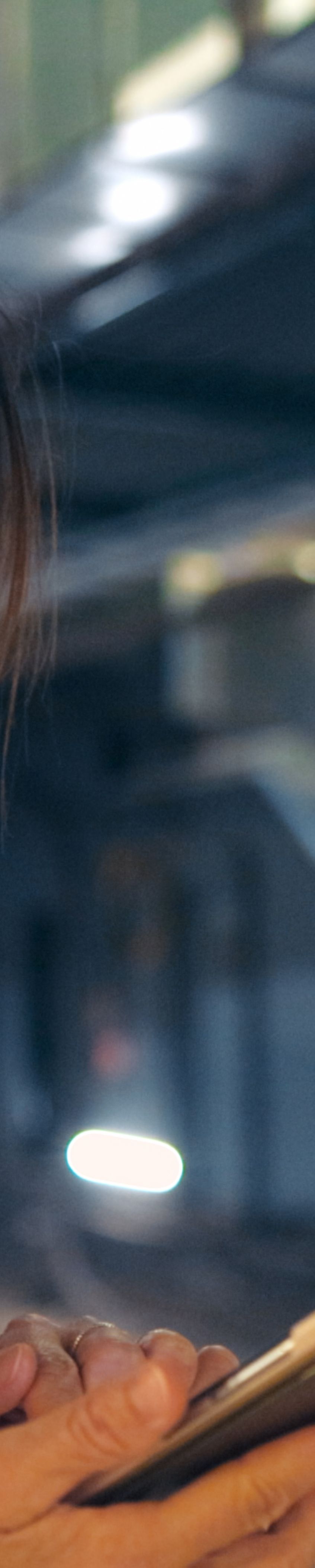 Dame med telefon venter på banen