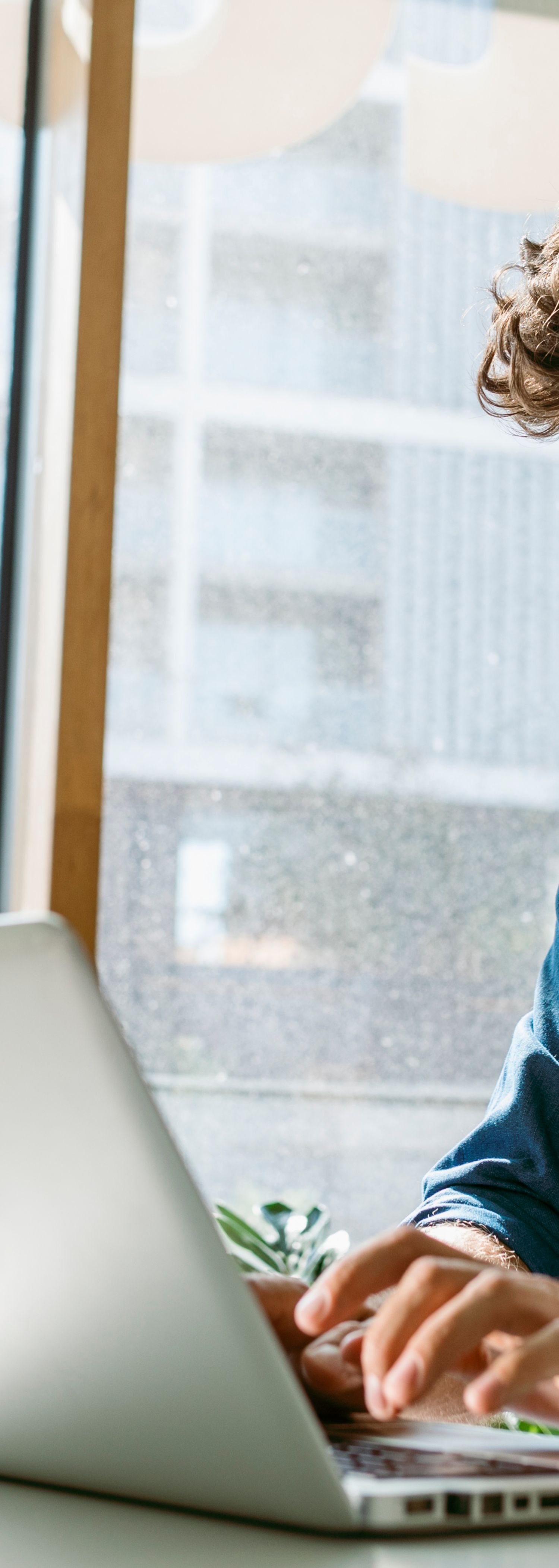 Mann med laptop på restaurant