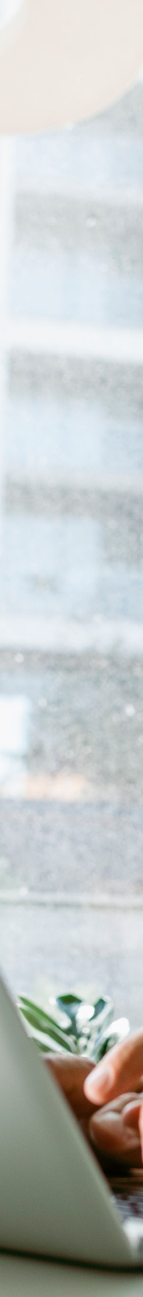 Mann med laptop på restaurant