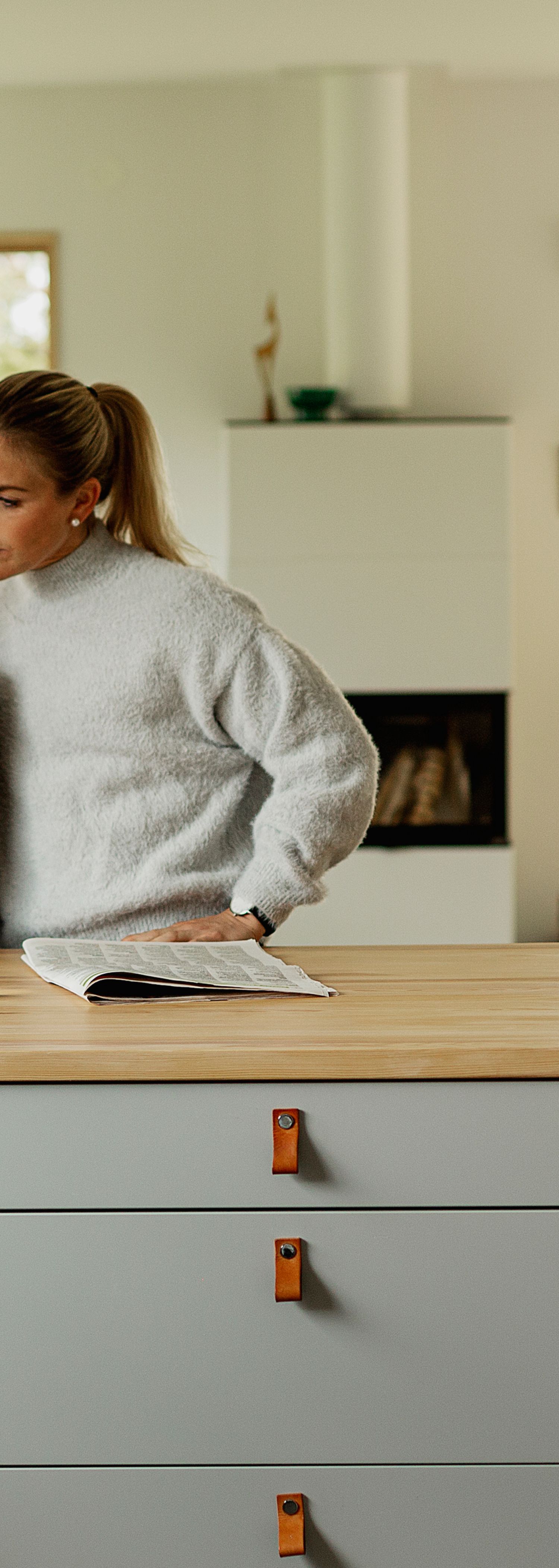 To jenter jobber med laptop hjemme