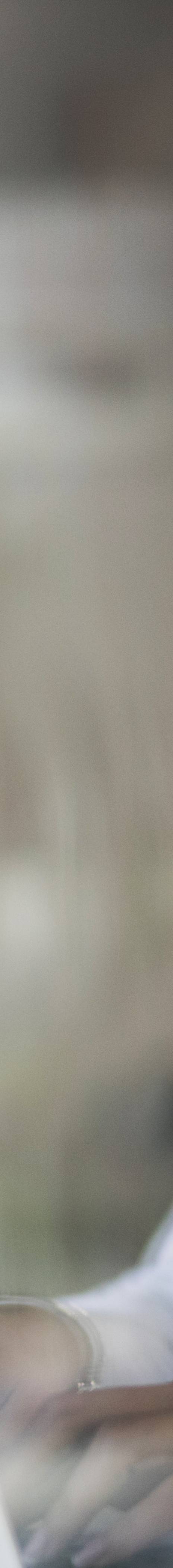 Dame jobber på laptop