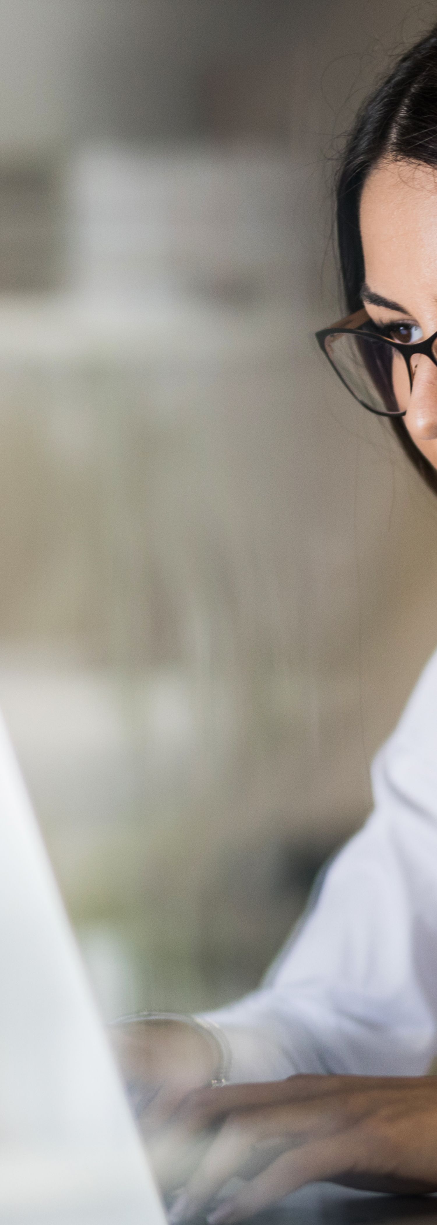 Dame jobber på laptop