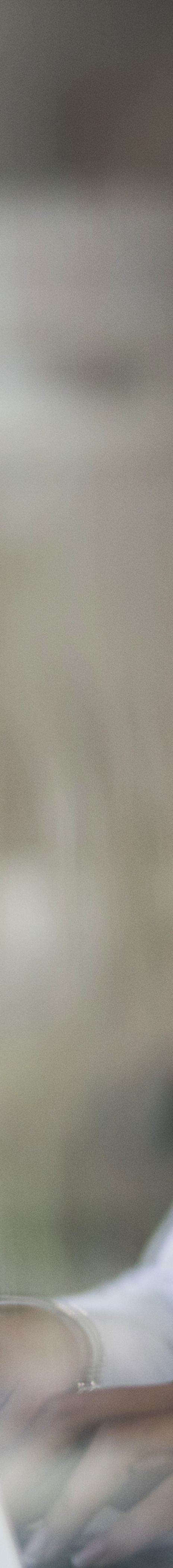 Dame jobber på laptop