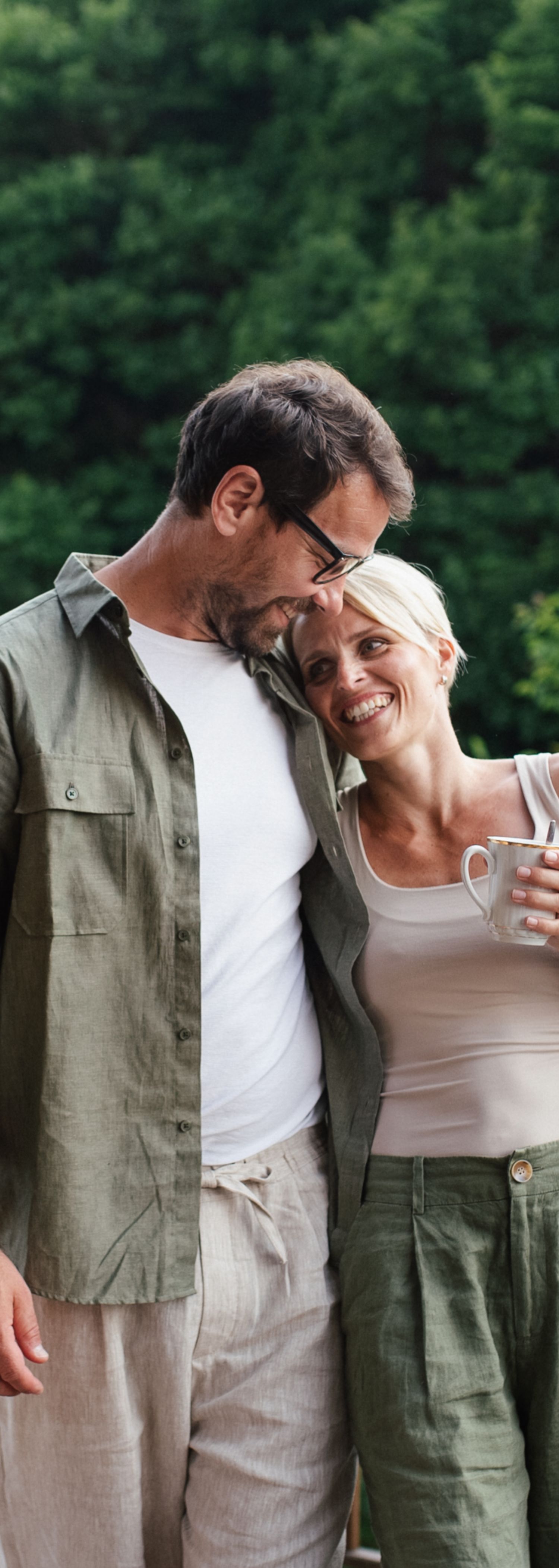 Forelsket par ute på terrassen