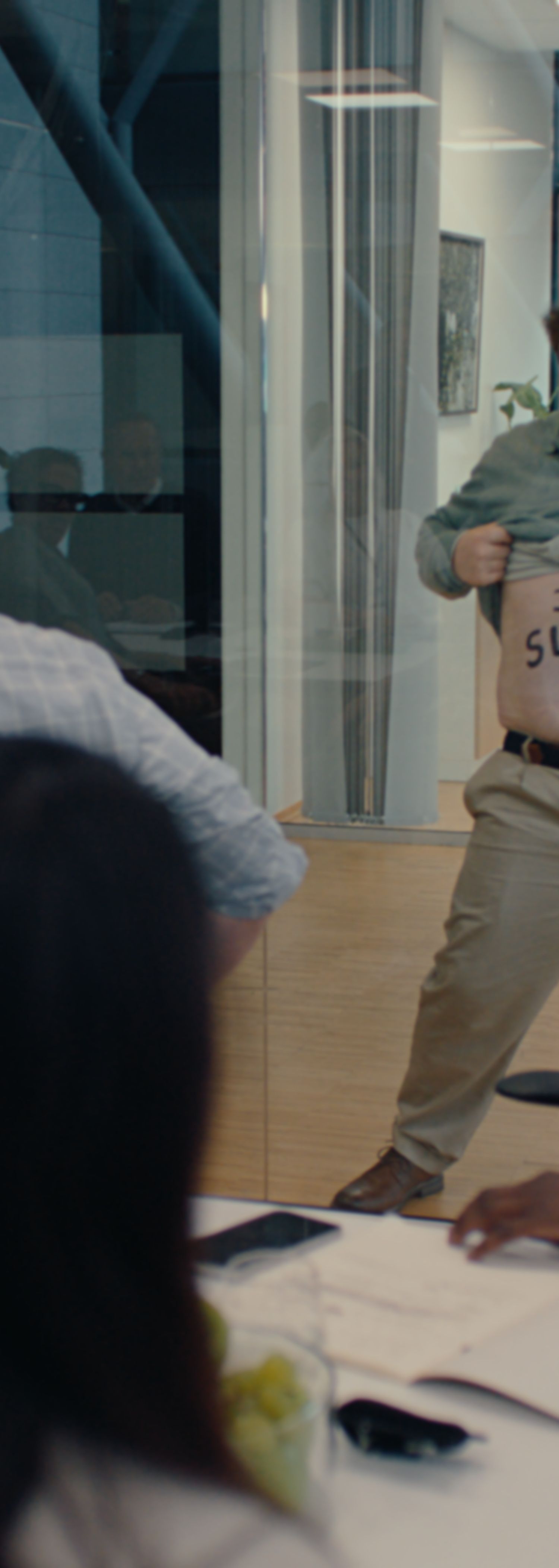 En mann står og viser magen sin med skriften "Jeg slutter"