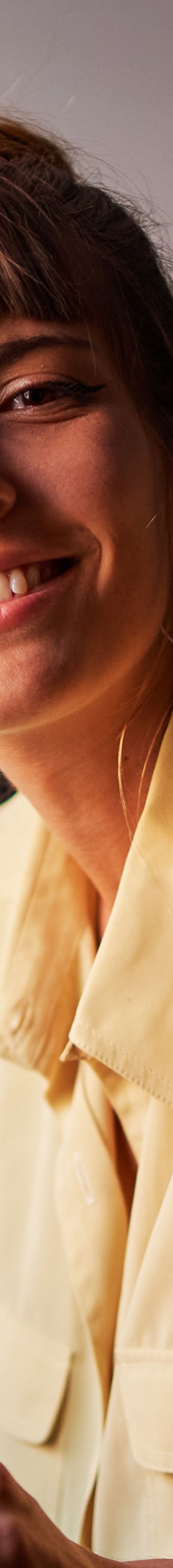 Smilende dame som jobber