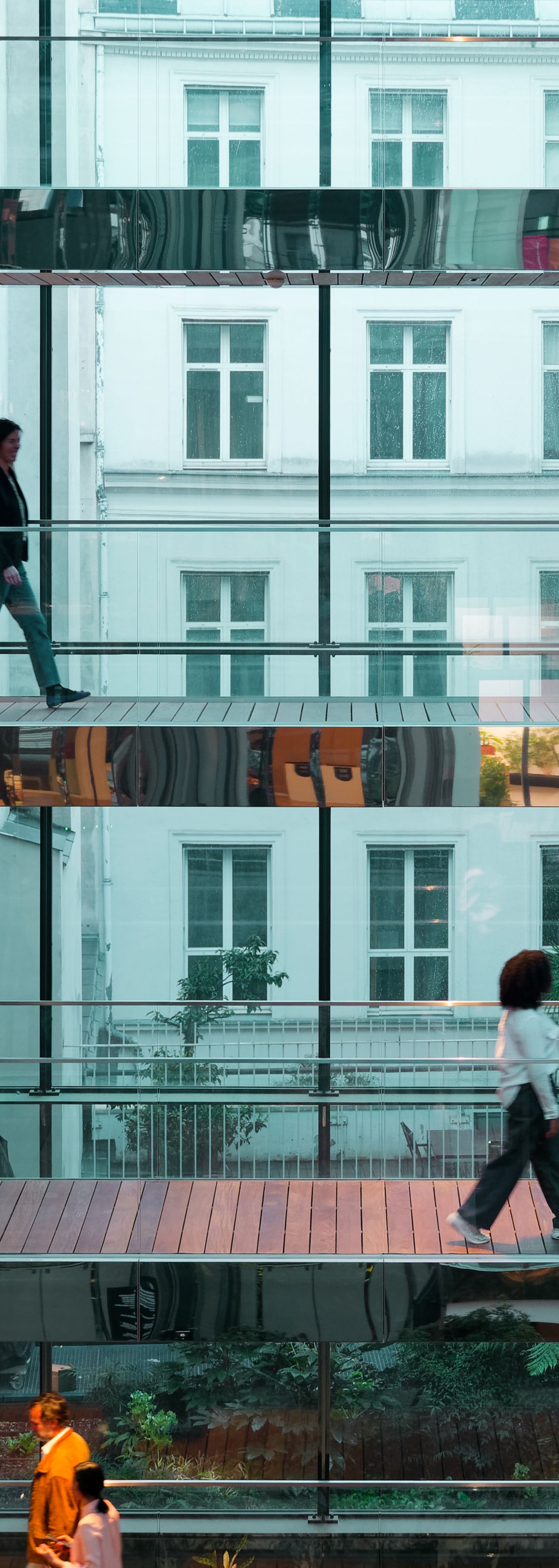 Kontorbygg med mennesker