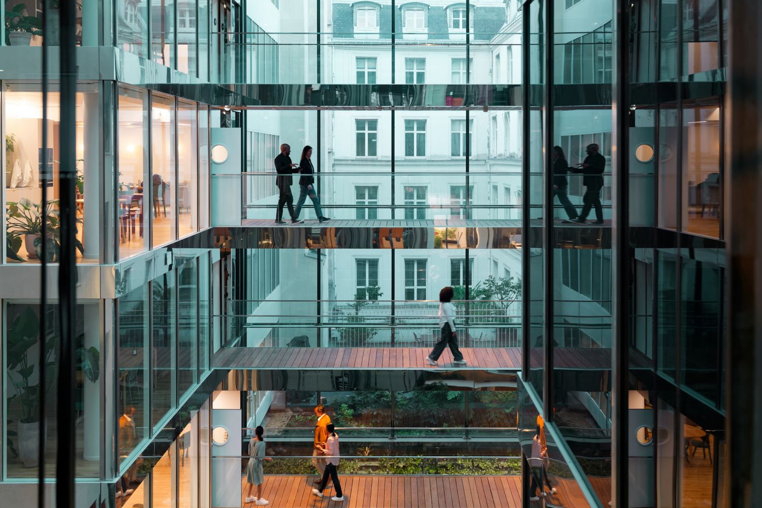 Kontorbygg med mennesker