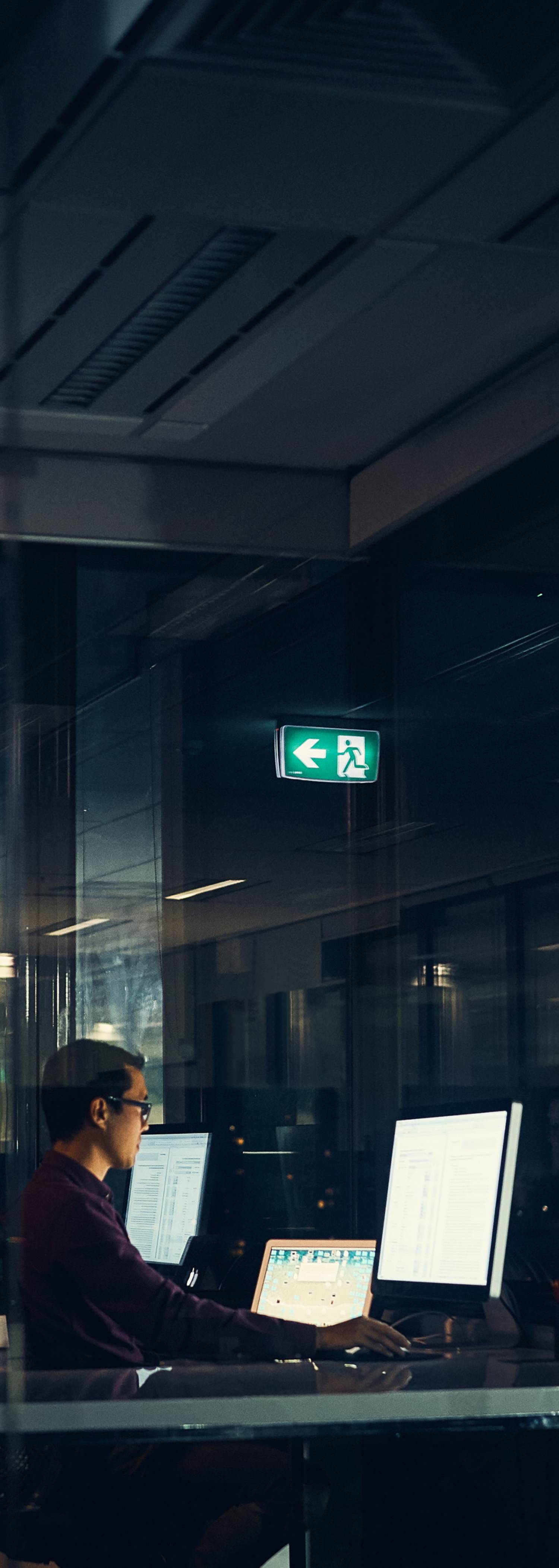 Mann på jobb i kontorlandskap