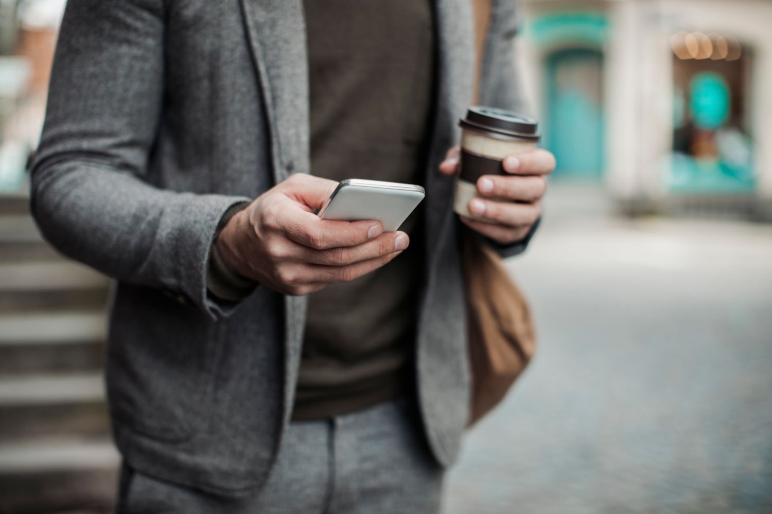 Forretningsmann bruker mobiltelefon