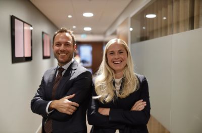 Bild på Analyspoddens programledare Viktor Lindeberg och Erika Langåker 