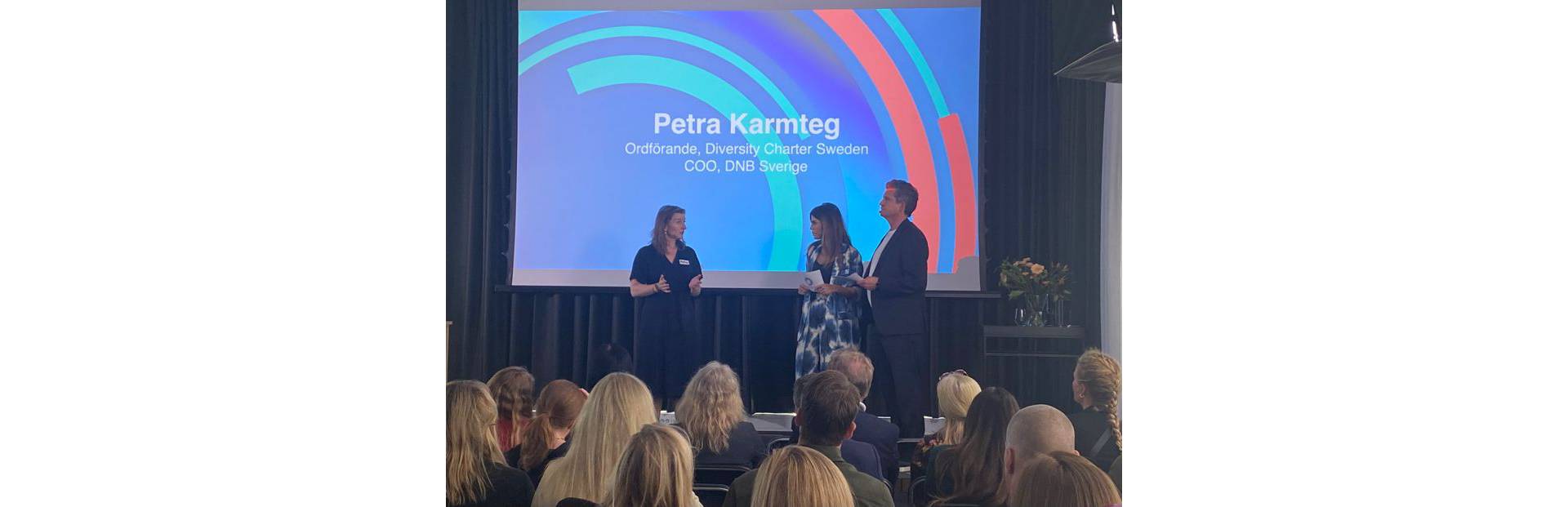 Petra Karmteg på scen på Diversity Charter Sveriges Signatory Event