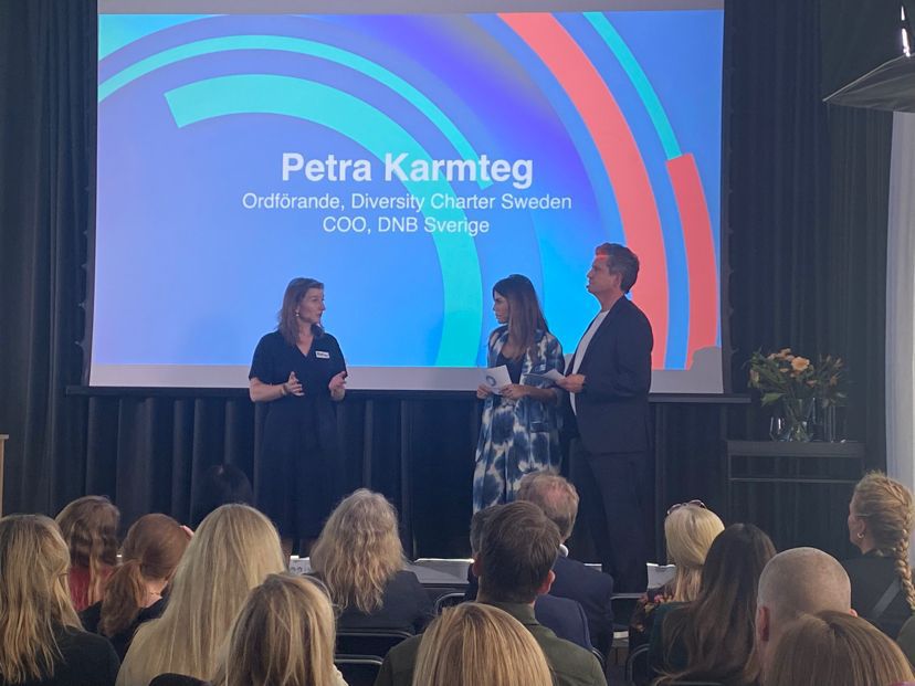 Petra Karmteg på scen på Diversity Charter Sveriges Signatory Event