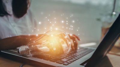 Ny svensk betalinfrastruktur - bild på glödlampa på dator som ska symbolisera enkelhet