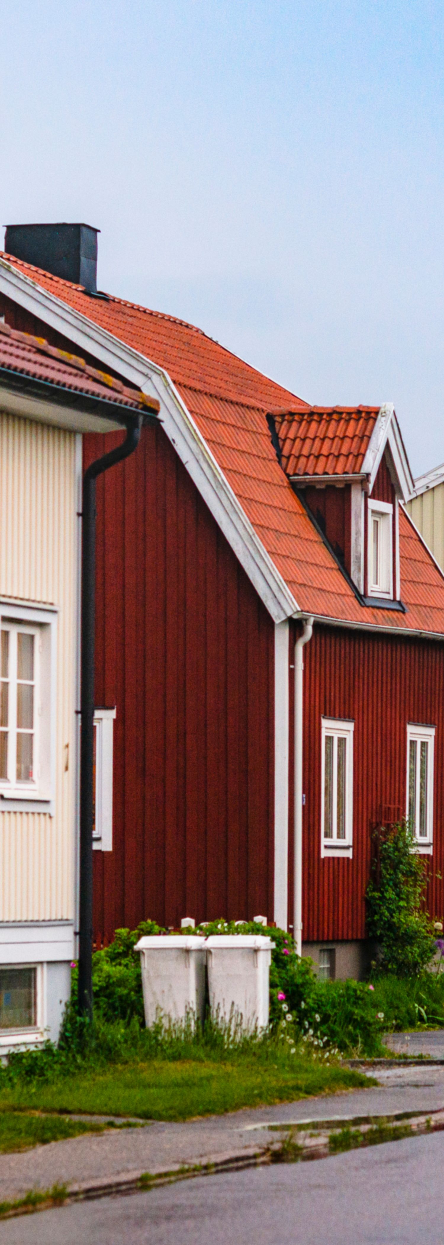 Gate med flere hus i regnvær